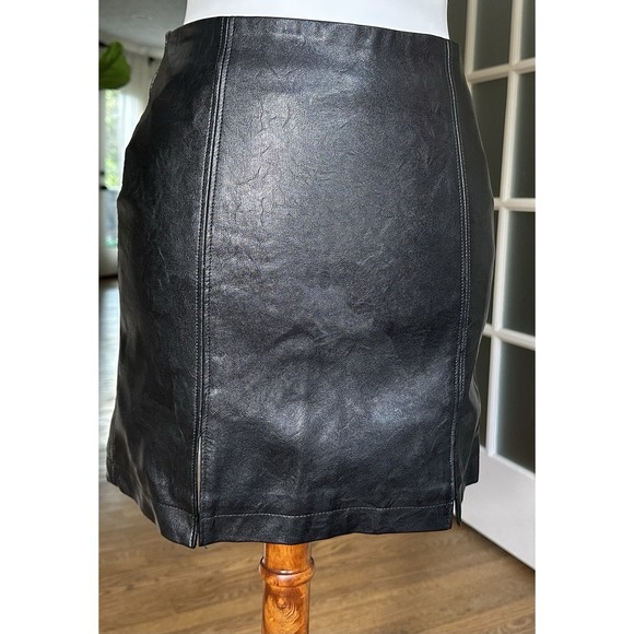 Forever 21 Faux Leather Mini Skirt Size Small Black High Waist Pencil Style - Picture 2 of 8